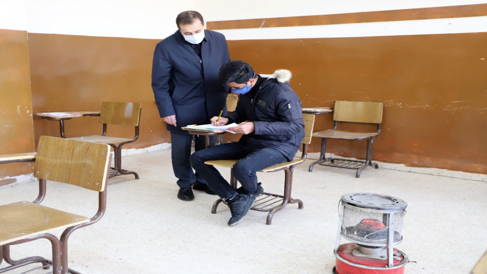 وزير التربية والتعليم تيسير النعيمي  خلال جولة تفقدية قام بها الخميس لعدد من قاعات امتحان التوجيهي التكميلي. (بترا)