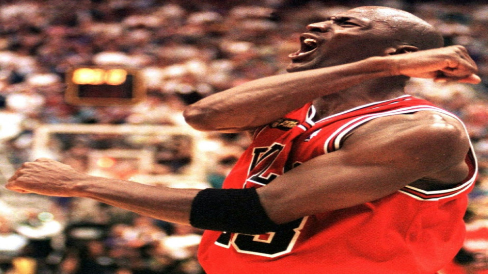 مايكل جوردان يحتفل بفوز فريقه شيكاغو بولز بلقب دوري كرة السلة الأميركي للمحترفين، 14 حزيران/يونيو 1998. (أ ف ب)