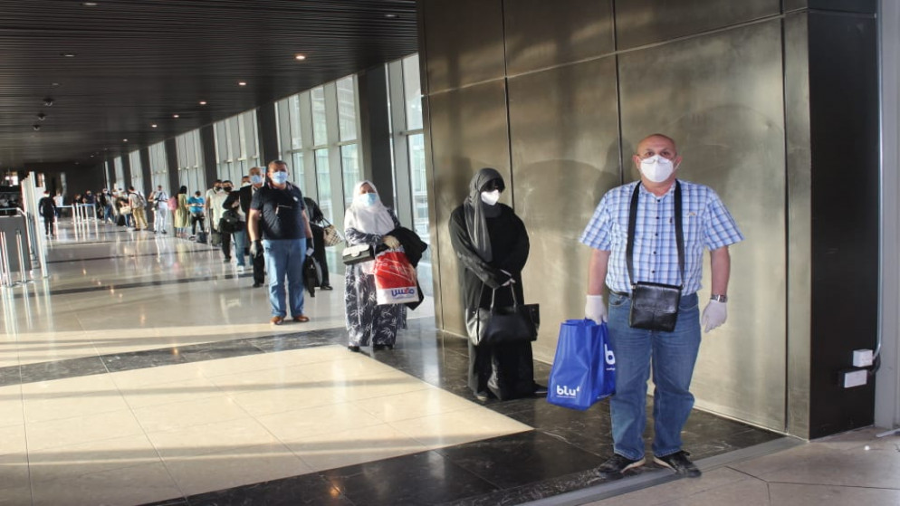 استقبال العائدين في مطار الملكة علياء من قبل القوات المسلحة والأجهزة الأمنية والمعنية. (موقع القوات المسلحة الإلكتروني)