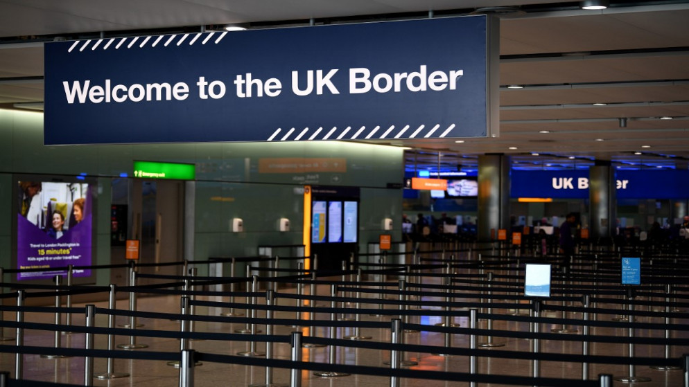 مدخل جوازات السفر في قاعة الوصول في مطار هيثرو غرب لندن.16 يوليو 2019.(أ ف ب)