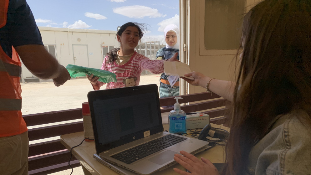 مفوضية الأمم المتحدة لشؤون اللاجئين توزع كمامات وأدوات تعقيم للطلبة اللاجئين في مخيمي الزعتري والأزرق للوقاية من فيروس كورونا. (مفوضية الأمم المتحدة لشؤون اللاجين)