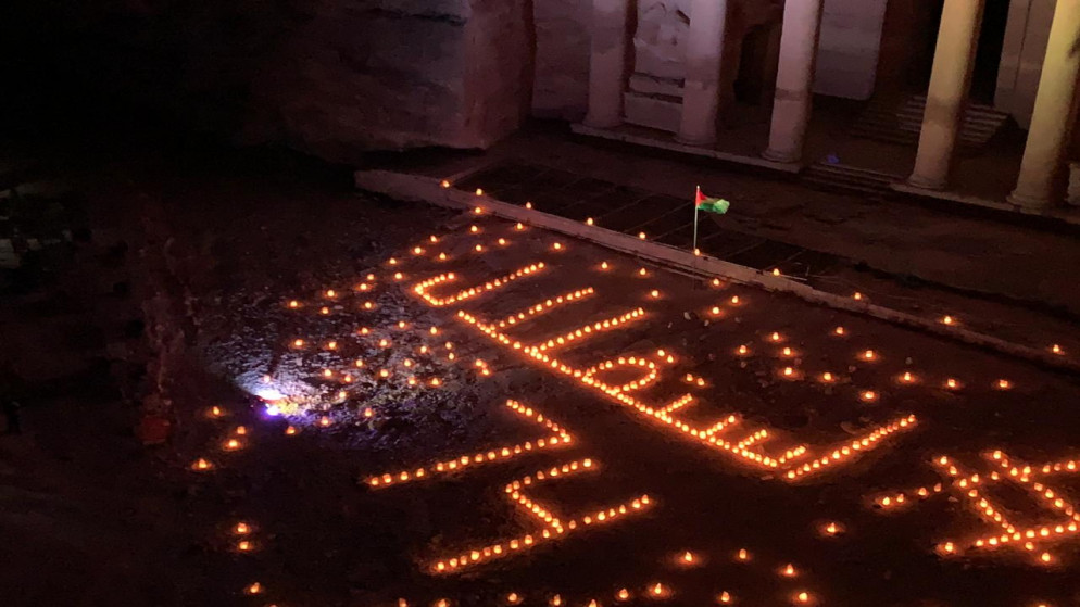 إضاءة شموع بمناسبة عيد الاستقلال 74 أمام معلم الخزنة الصخري في مدينة البترا الأثرية. (المملكة)
