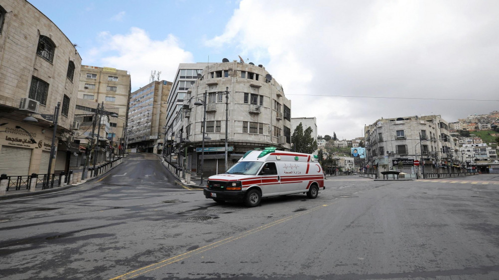 سيارة إسعاف في منطقة وسط البلد في مدينة عمّان خلال حظر تجول، 21 آذار/مارس 2020. (محمد حامد/ رويترز)