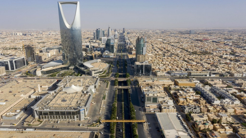 منظر جوي يظهر برج المملكة وطريق الملك فهد، الذي لا يزال خالياً بسبب الجائحة، العاصمة السعودية الرياض، 24 مايو 2020. (أ ف ب)