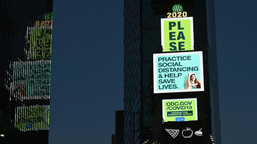 شاشات تحث على احترام قواعد التباعد في ميدان التايمز في نيويورك، 27 ايار/مايو 2020. (أ ف ب)