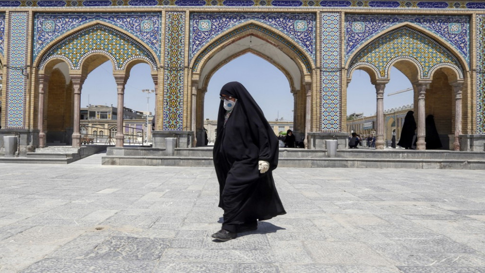 امرأة إيرانية تزور ضريحا في العاصمة طهران بعد إعادة فتح الأضرحة الرئيسية في جميع أنحاء الجمهورية الإسلامية .25 مايو 2020 .(أ ف ب)