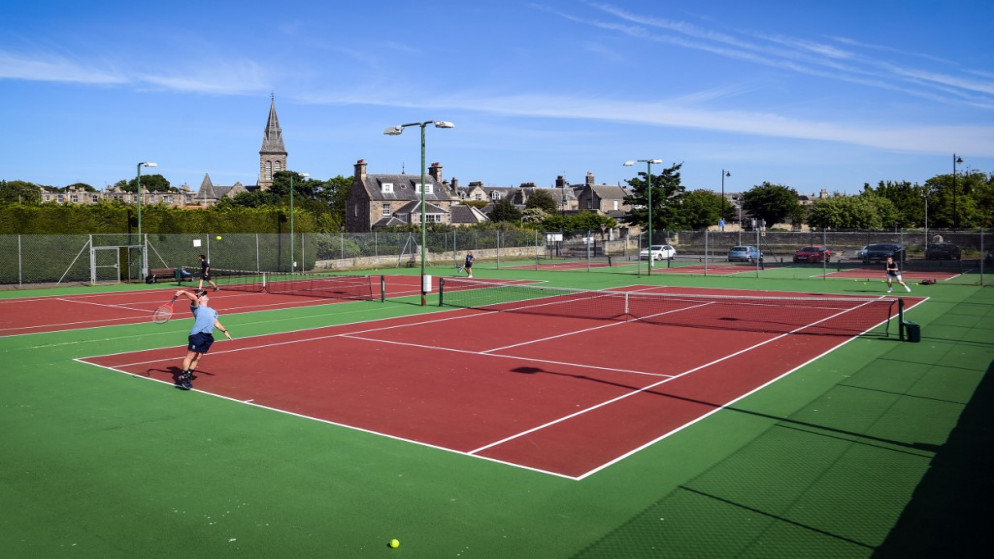 ملعب تنس في سانت أندروز في اسكتلندا بعد تخفيف قيود الإغلاق خلال جائحة فيروس كورونا. 29/05/2020. (أندي بوكانان / أ ف ب)