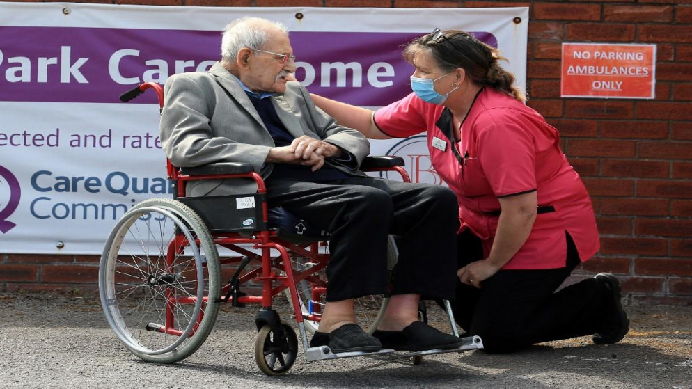 مسن يبلغ من العمر 98 عامًا مقيم في دار رعاية، ويتحدث مع مقدمة الرعاية الصحية له شمالي إنجلترا. 4 مايو 2020 . (أ ف ب)