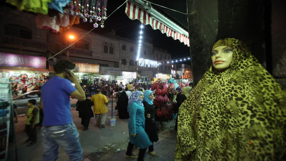 صورة أرشيفية لمواطنين في سوق داخل لواء الرصيفة. صلاح ملكاوي / المملكة