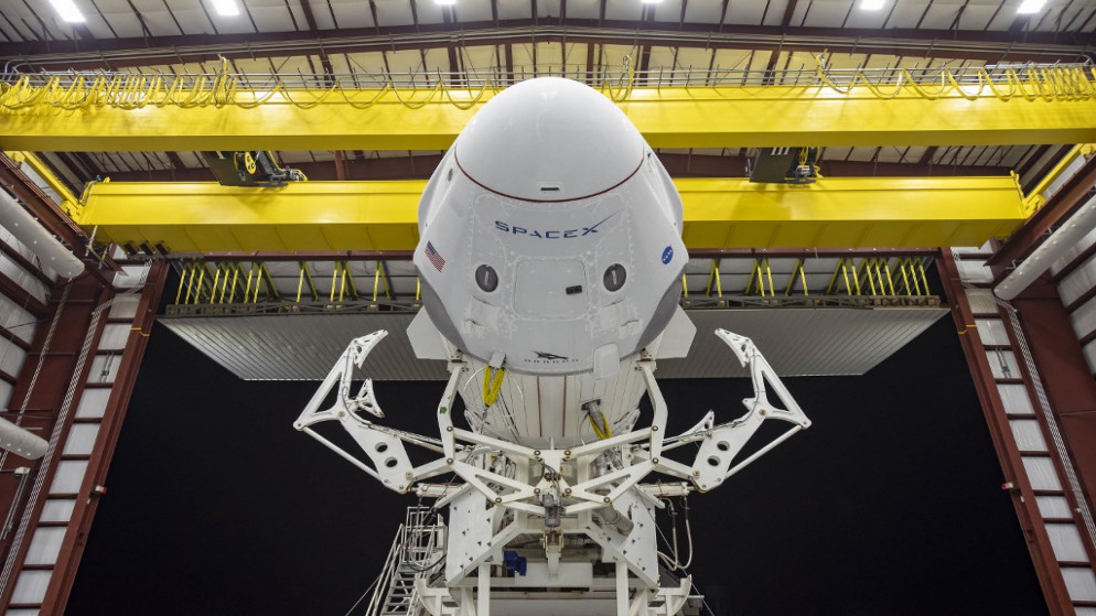 المركبة "كرو دراغون" التابعة لشركة "سبايس إكس" وصاروخ SpaceX Falcon 9 في مجمع الإطلاق في مركز كينيدي للفضاء في فلوريدا، 21 أيار/مايو 2020. (أ ف ب)
