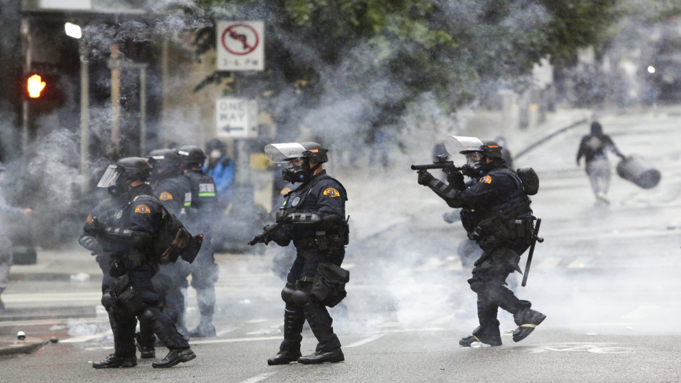 تستخدم الشرطة الغاز المسيل للدموع بعد احتجاجات على وفاة جورج فلويد. واشنطن. 30 مايو 2020.