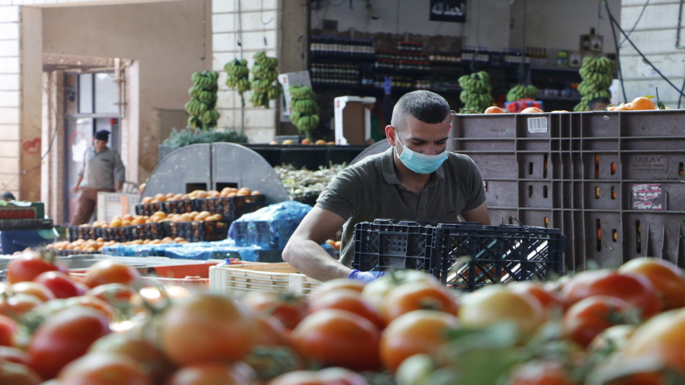 سوق أريحا المركزي للخضار مع التزام المزارعين والتجار بإجراءات السلامة العامة للوقاية من فيروس كورونا. 2020/4/21. (سليمان أبو سرور/ وفا)