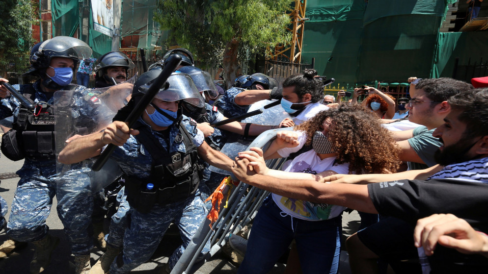 تدافع بين محتجين وأفراد أمن في العاصمة اللبنانية بيروت، 28 أيار/مايو 2020. (عزيز طاهر/ رويترز)