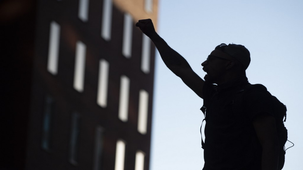محتج يصرخ خلال تظاهرة منددة بمقتل الأميركي جورج فلويد في العاصمة الأميركية واشنطن، 31 أيار/مايو 2020. (أ ف ب)