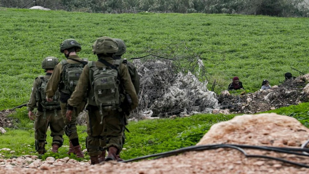 جنود الاحتلال الإسرائيلي خلال دورية في حقل بالقرب من حاجز الحمرا في غور الأردن في الضفة الغربية المحتلة .28 يناير/كانون الثاني 2020. (جعفر اشتييه/ أ ف ب)