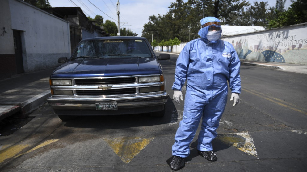 عاملة في القطاع الصحي ترتدي بدلة واقية في المكسيك، 23 مايو 2020. (أ ف ب)