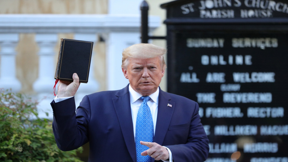الرئيس الأميركي دونالد ترامب أمام كنيسة ساينت جون، التي شهدت أعمال تخريب خلال تظاهرة للاحتجاج. 1 يونيو 2020. (رويترز)