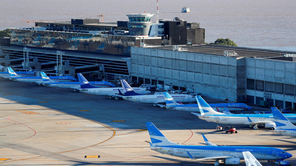 طائرات تابعة للخطوط الجوية الأرجنتينية متوقفة في مطار في بيونس آيرس مع استمرار انتشار فيروس كورونا. 29/04/2020. (رويترز)