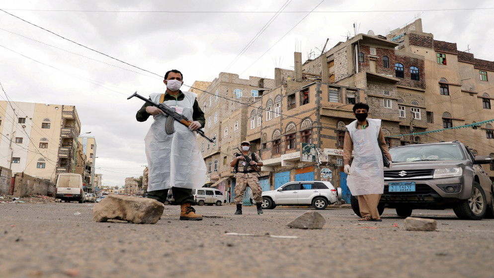 رجال أمن يرتدون كمامات واقية يقفون في أحد الشوارع في صنعاء اليمنية خلال حظر تجول وسط مخاوف من انتشار فيروس كورونا. 06/05/2020, (خالد عبدالله / رويترز)