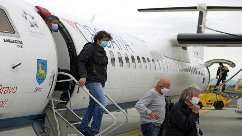 ركاب يترجلون من طائرة في مطار زغرب الدولي بكرواتيا، 11 أيار/مايو 2020. (أ ف ب)