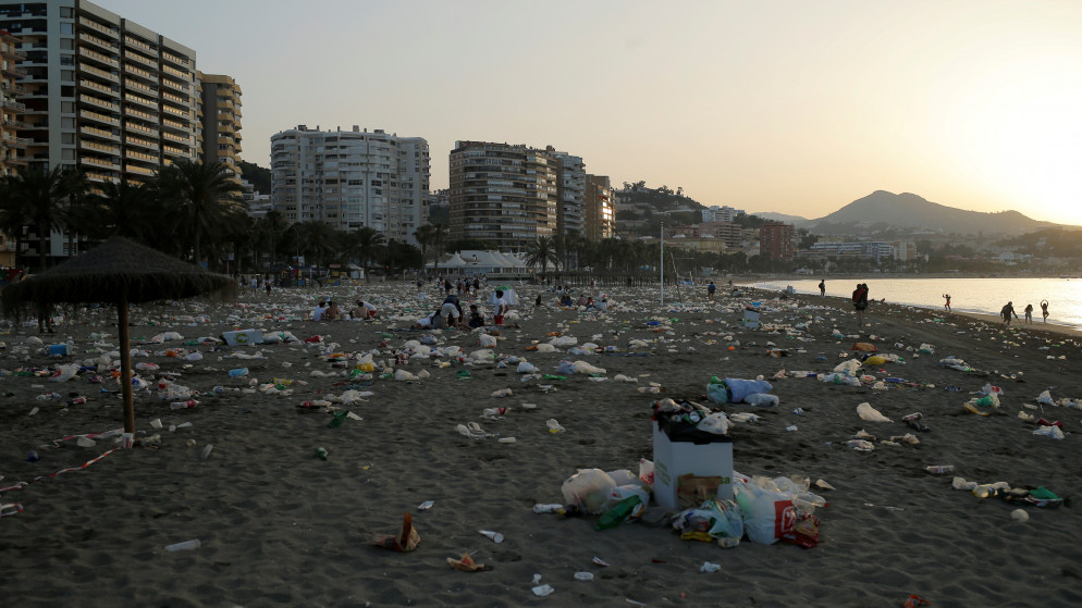 أكياس وزجاجات بلاستيكية على شاطئ مالاغيتا .إسبانيا ، 24 يونيو ، 2018. (رويترز )