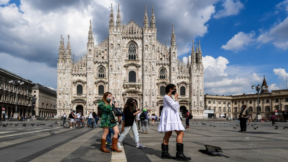 نساء في ساحة ديل دومو وسط مدينة ميلانو في إيطاليا، 3 حزيران/يونيو 2020. (أ ف ب)