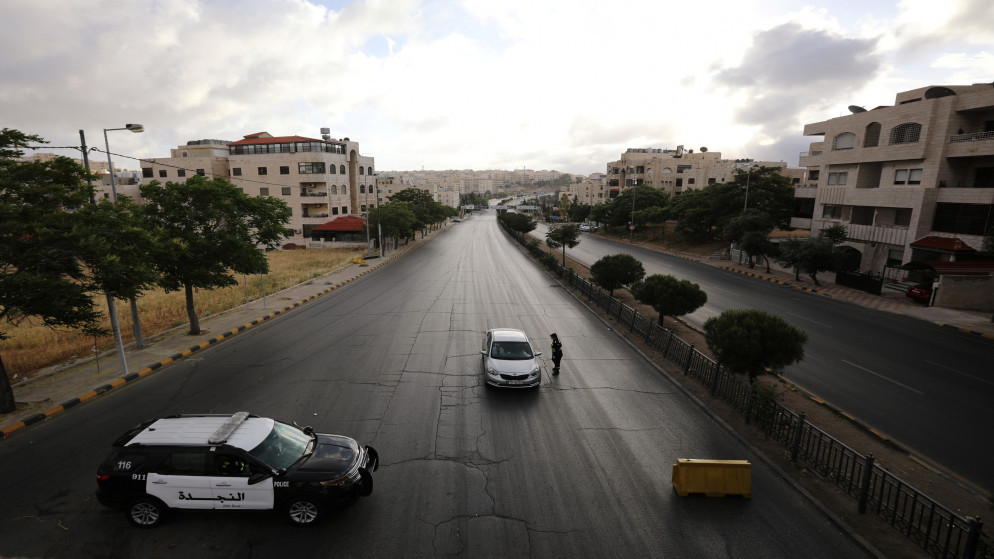 شارع في عمّان خلال حظر تجول شامل. (رويترز)