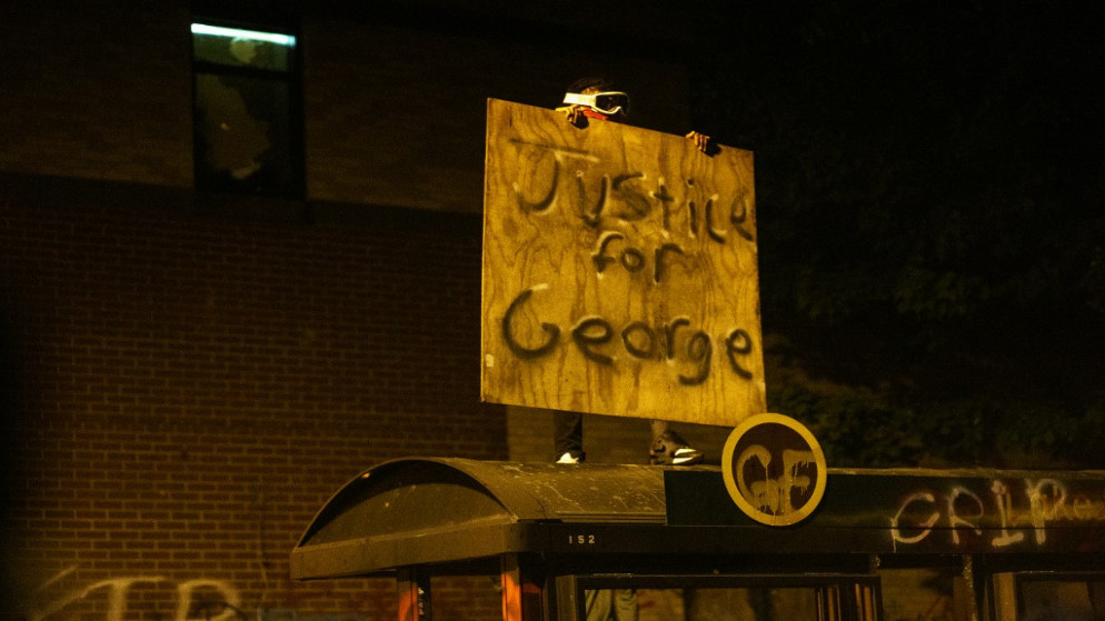 لافتة تطالب بالعدالة للقتيل الأميركي جورج فلويد في مينيابوليس، 28 أيار/مايو 2020. (أ ف ب)