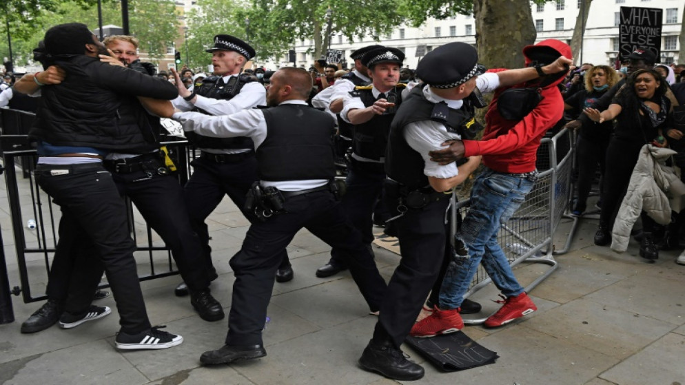 مواجهة بين الشرطة والمتظاهرين أمام مقر رئيس الوزراء البريطاني. (أ ف ب)