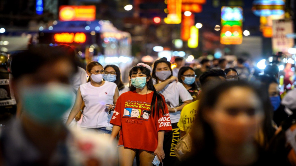 مشاة يسيرون في الشارع الرئيسي في الحي الصيني، بعد أن خففت الحكومة التايلاندية التدابير لمكافحة انتشار الفيروس، بانكوك، 21 مايو 2020. (أ ف ب)