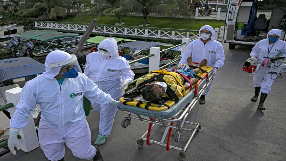 يحمل العاملون الصحيون في خدمة الاستجابة للطوارئ الطبية البرازيلي، مصابا بالفيروس، 25 مايو 2020. (أ ف ب)