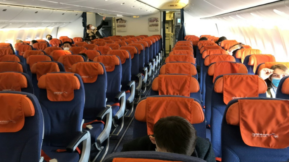مقاعد فارغة على متن طائرة إيروفلوت على وشك المغادرة من مطار بكين في رحلة إلى موسكو، 21 آذار/مارس 2020. (أ ف ب)