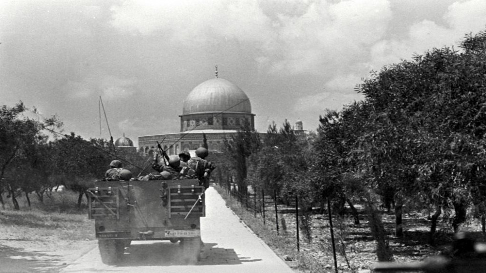مركبة عسكرية إسرائيلية تتجه نحو قبة الصخرة، 7 يونيو 1967. أ ف ب