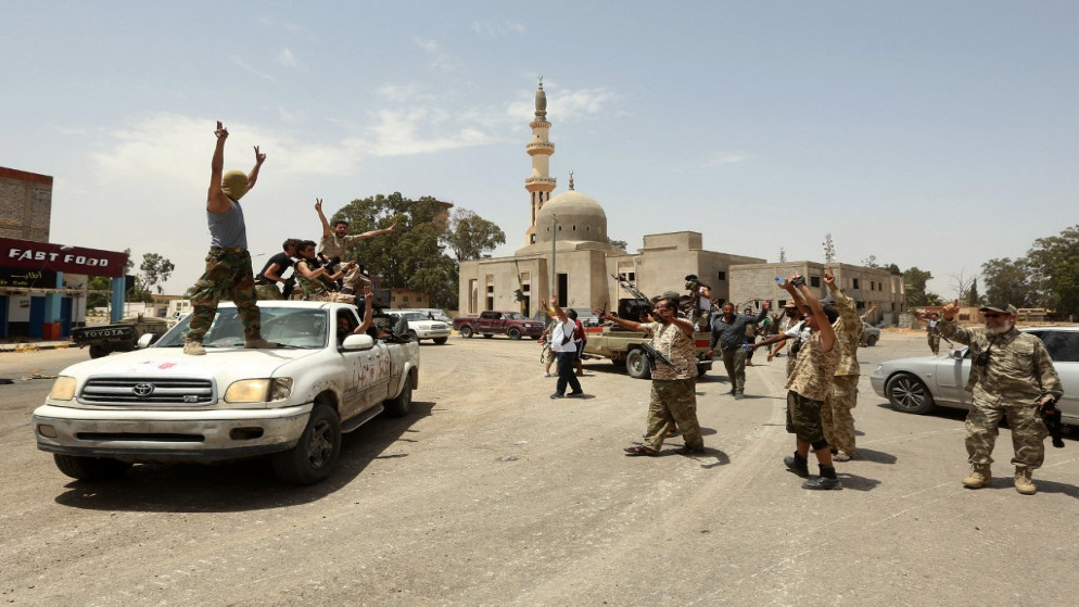 عناصر تابعة لحكومة الوفاق الليبية المعترف بها دوليا خلال استعادتها السيطرة على العاصمة طرابلس. (أ ف ب)