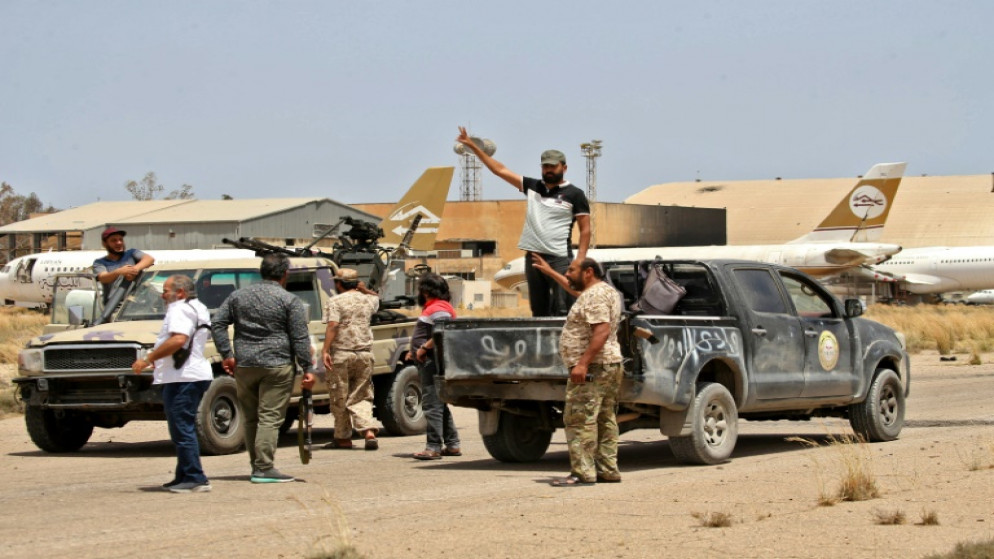 مقاتلون موالون لحكومة الوفاق الليبية في مطار طرابلس الدولي، 4 حزيران/يونيو 2020. (أ ف ب)