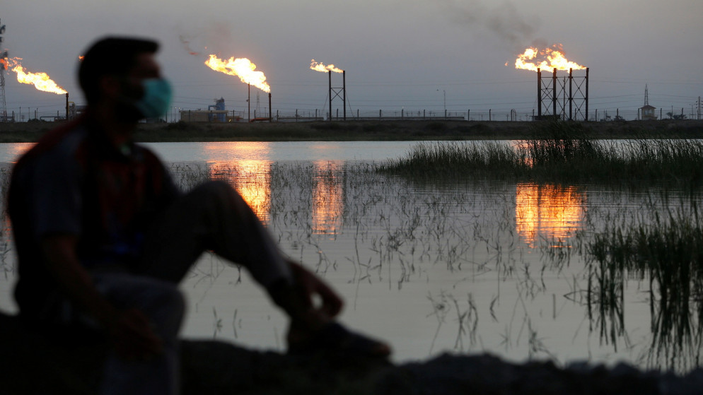 مداخن مضيئة في حقل نهر بن عمر النفطي شمال البصرة في العراق، 9 آذار/مارس 2020. (عصام السوداني/ رويترز)