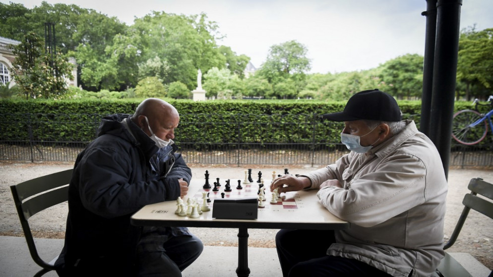 رجلان يلعبان في حديقة عامة في باريس. 4 يونيو 2020 (لين جوكارد / أ ف ب)