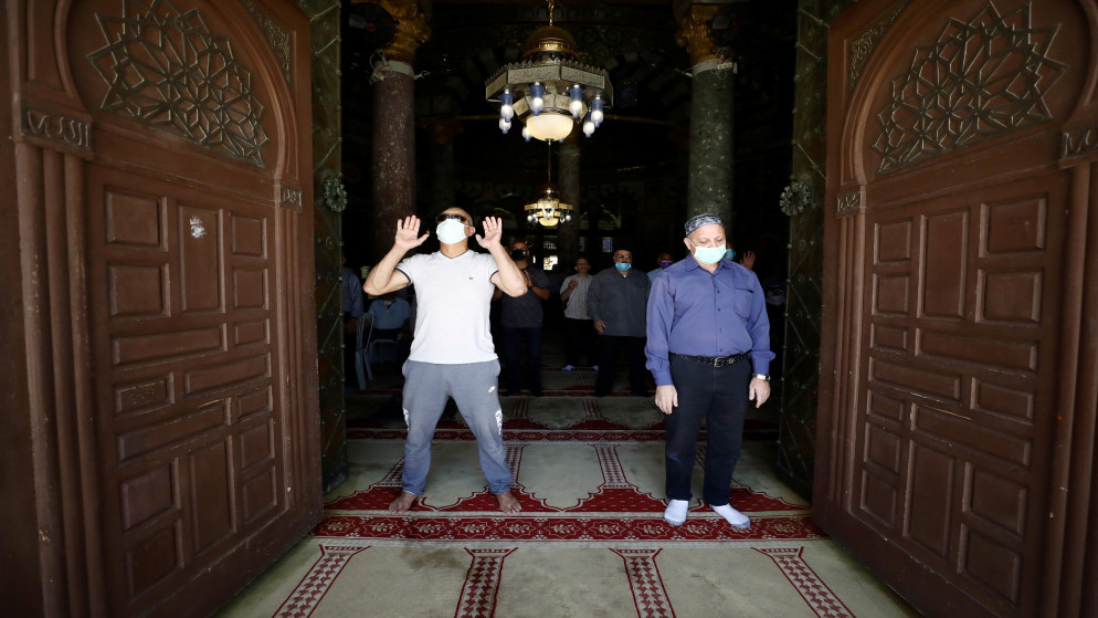 مصلون داخل المسجد الأقصى بعد إعادة فتح أبوابه. القدس 31 مايو 2020. (رويترز)