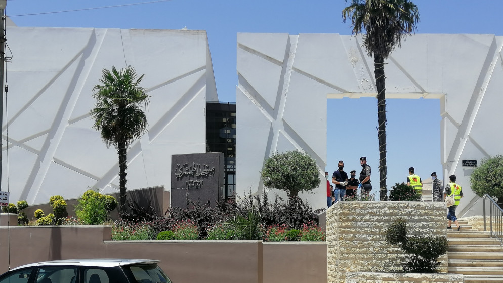 فرق مكافحة التسول التابعة لوزارة التنمية الاجتماعية خلال حملة لضبط المتسولين بالتعاون مع مديرية الأمن العام. 05/06/2020. (وزارة التنمية الاجتماعية)