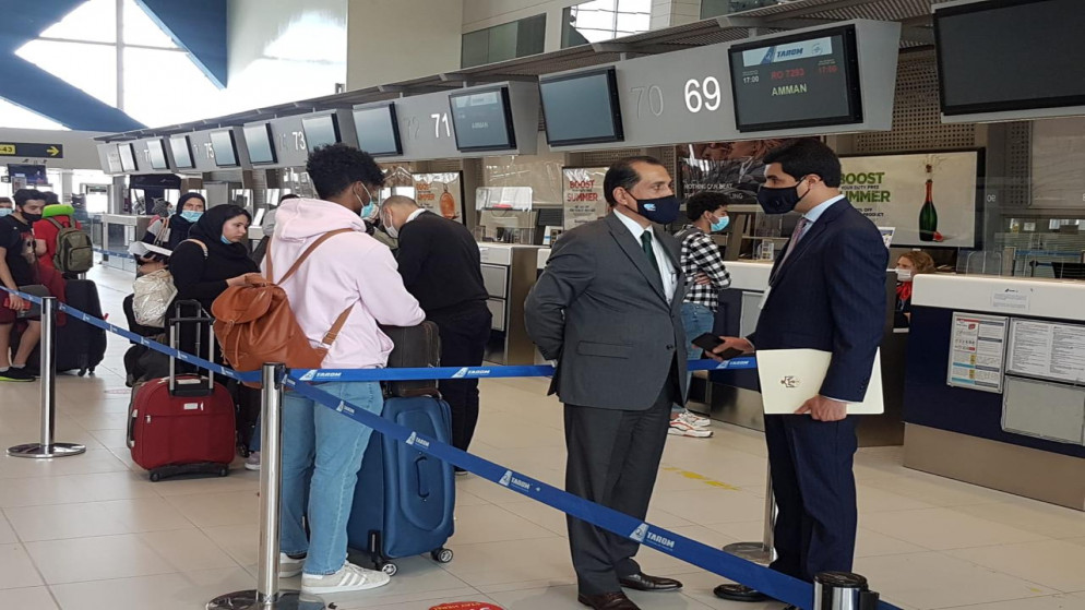 سفير الأردن لدى رومانيا وغير المقيم لدى بلغاريا ومولدوفا، سفيان القضاة في وداع أردنيين عائدين في مطار بوخارست. (وزارة الخارجية)
