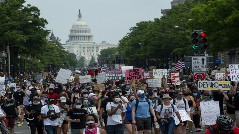 متظاهرون يحتجون بشكل سلمي ضد التمييز العنصري، يسيرون باتجاه البيت الأبيض في واشنطن. 06/06/2020. (روبرتو شميت / أ ف ب)