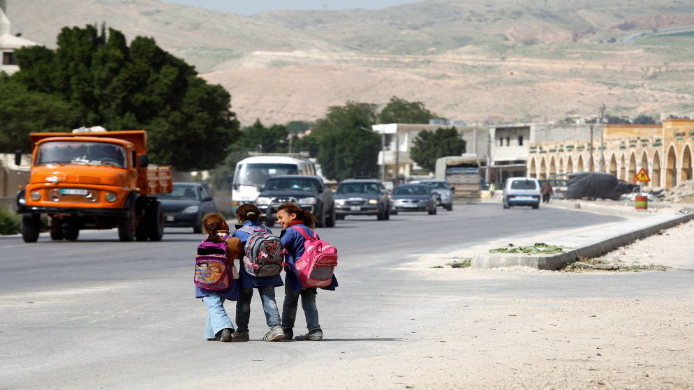 طالبات يتوجهن للمدرسة في إحدى المناطق المحيطة بالعاصمة عمّان. (صلاح ملكاوي / المملكة)