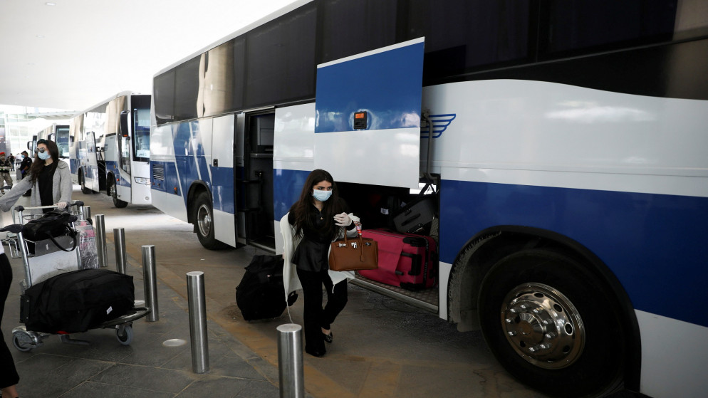 وصول مسافرين من المرحلة 2 من رحلات استثنائية أعلنت عنها الحكومة لإعادة الأردنيين من دول تفشى فيها فيروس كورونا. (رويترز)