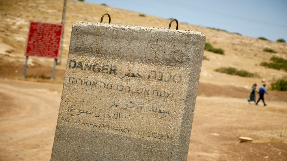 حاجز خرساني مع تحذير من دخول منطقة إطلاق نار في غور الأردن في الضفة الغربية المحتلة، 13حزيران/يونيو 2020. (رنين صوافطة/رويترز)