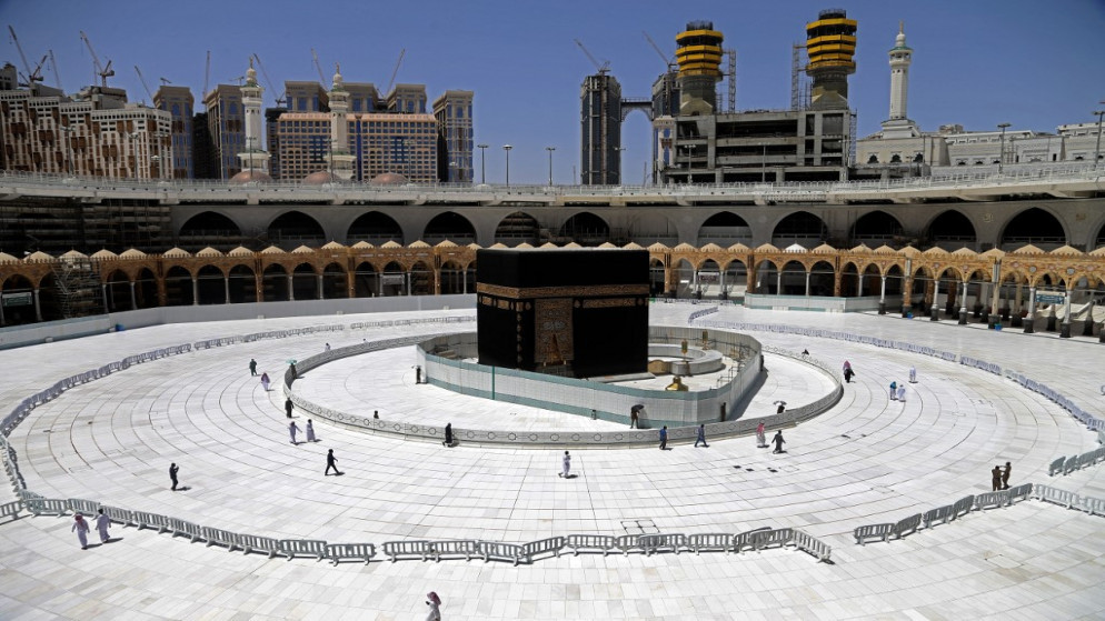 مسلمون يتجولون حول الكعبة المشرفة في المسجد الحرام بمكة المكرمة السعودية خلال فترة جائحة فيروس كورونا. 03/04/2020. (أ ف ب)
