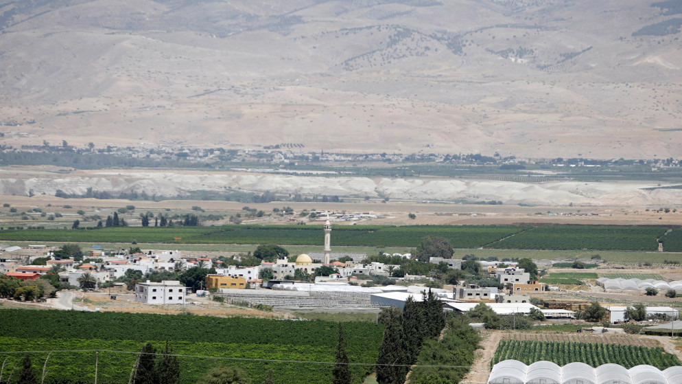 صورة تظهر مسجدا ومنازل فلسطينية في غور الأردن في الضفة الغربية المحتلة من قبل إسرائيل. 13/06/2020. (رنين صوافطة/ رويترز)