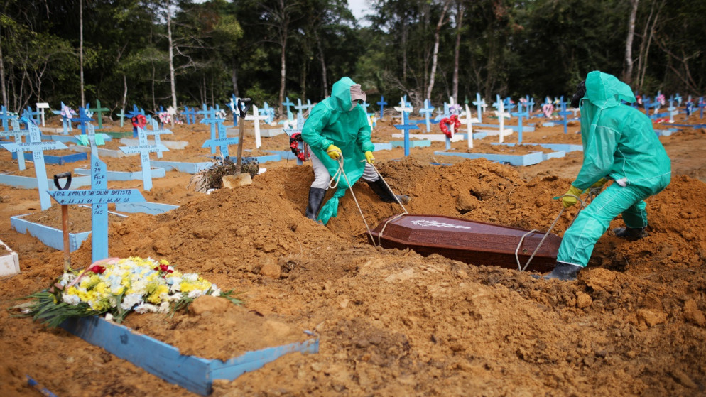 يعمل حفار القبور أثناء دفن شخص توفي جراء الفيروس، في مقبرة باركيه تاروما، في ماناوس، البرازيل، 17 يونيو 2020. (رويترز / برونو كيلي)