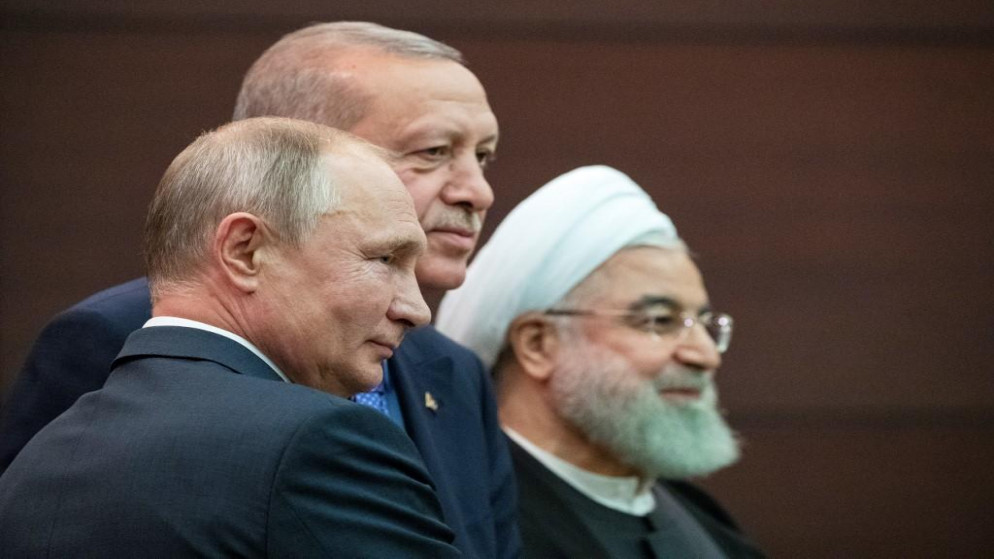 صورة أرشيفية للرئيس الروسي فلاديمير بوتين (يسار) والتركي رجب طيب أردوغان (وسط) والإيراني حسن روحاني (يمين). (أ ف ب)