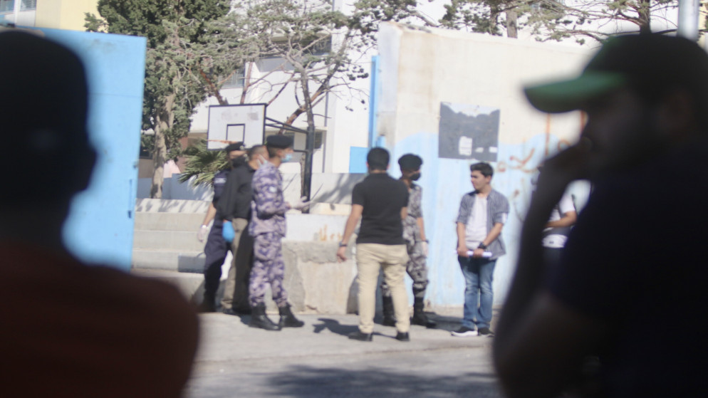 الصورة من أمام مدرسة ذكور النزهة الإعدادية قُبيل دخول الطلاب إلى القاعات.1/7/2020 (صلاح ملكاوي /المملكة)