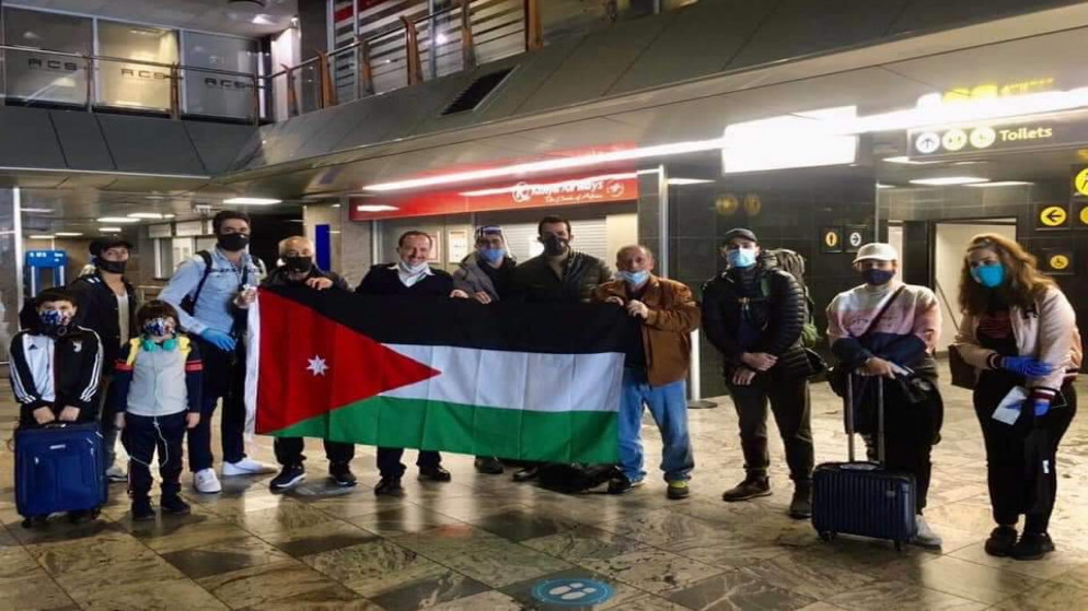مغادرون أردنيون وفلسطينيون في مطار "جوهانسبرغ" في جنوب أفريقيا قبل إقلاع الطائرة للأردن. (السفارة الأردنية في جنوب أفريقيا)